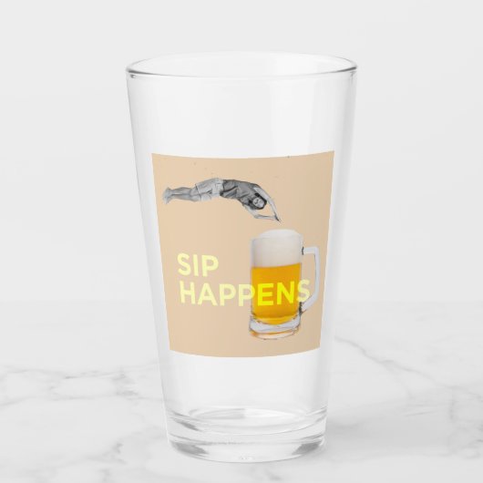 A fun and quirky “Sip Happens” pint glass Glas (Voorkant)