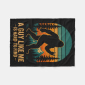 A Guy Like Me Is Hard To Find Bigfoot Funny Hiking Fleece Deken (Voorkant (Horizontaal))