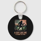 A Guy Like Me Is Hard To Find Bigfoot Funny Hiking Sleutelhanger (Voorkant)