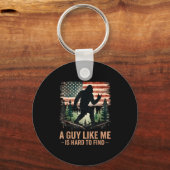 A Guy Like Me Is Hard To Find Bigfoot Funny Hiking Sleutelhanger (Voorkant)