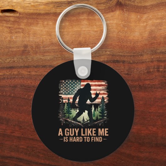 A Guy Like Me Is Hard To Find Bigfoot Funny Hiking Sleutelhanger (Voorkant)