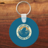 A Guy Like Me Is Hard To Find Funny Bigfoot Forest Sleutelhanger (Voorkant)