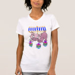 A Hanukkah-Kat T-shirt<br><div class="desc">Het schattige Happy Hanukkah-Kat dat leuke droesels rondstrooit voor een traditionele joodse menorah is perfect voor Chanoekaartjes en cadeauideeën voor de feestdagen.</div>