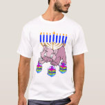 A Hanukkah-Kat T-shirt<br><div class="desc">Het schattige Happy Hanukkah-Kat dat leuke droesels rondstrooit voor een traditionele joodse menorah is perfect voor Chanoekaartjes en cadeauideeën voor de feestdagen.</div>