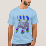 A Hanukkah-Kat T-shirt<br><div class="desc">Het schattige Happy Hanukkah-Kat dat leuke droesels rondstrooit voor een traditionele joodse menorah is perfect voor Chanoekaartjes en cadeauideeën voor de feestdagen.</div>