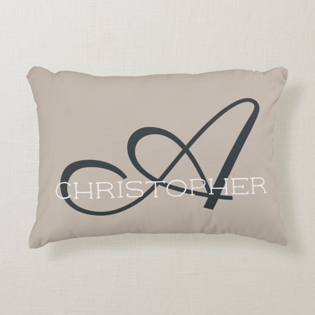 A Initieel Gepersonaliseerde Naam Tan Monogram Accent Kussen (Voorkant)