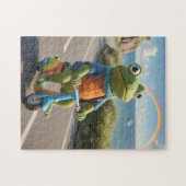 A knitted frog rides a scooter legpuzzel (Horizontaal)