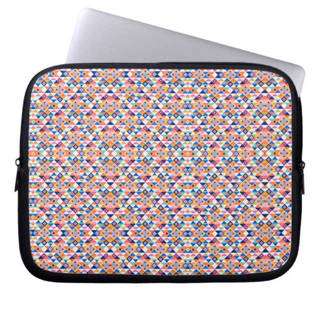 A laptop sleeve with a colorful, geometric pattern (Voorkant)