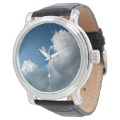 A large curved cloud horloge (Gekanteld)