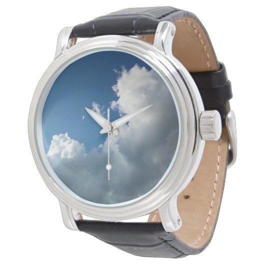 A large curved cloud horloge (Gekanteld)