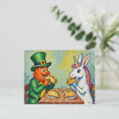 A leprechaun and a unicorn rabbit eating tacos briefkaart (Staand voorkant)
