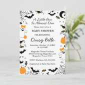 A Little Boo Is Almost Due Halloween Baby Shower Kaart (Staand voorkant)
