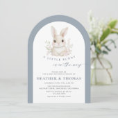A Little Bunny Elegant Dusty Blue Arch Baby Shower Kaart (Staand voorkant)