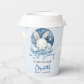 a Little Bunny is on the way Baby Shower Boy Papieren Bekers (Achterkant)