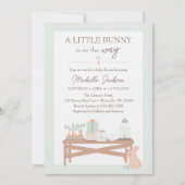 A Little Bunny is op de weg die Baby shower uitnod Kaart (Voorkant)