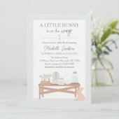 A Little Bunny is op de weg die Baby shower uitnod Kaart (Staand voorkant)