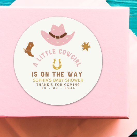 A Little Cowgirl Is on The Way Cute Baby Shower Ronde Sticker