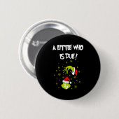 A Little Who Is Due Funny Christmas Pregnancy Anno Ronde Button 5,7 Cm (Voorkant /achterkant)