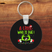 A Little Who Is Due Funny Christmas Pregnancy Anno Sleutelhanger (Voorkant)