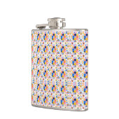 A metal flask is shown with a vibrant geometric  heupfles (Links)