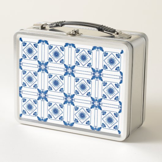 A metal lunchbox featuring a blue and white (Voorkant)