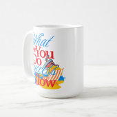 A mug that makes you feel good while you eat and e koffiemok (Voorkant links)