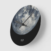 A painting of the moon in a space ronde klok (Hoek)