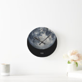 A painting of the moon in a space ronde klok (Huis)
