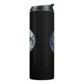 A painting of the moon in a space thermosbeker (Gedraaid links)