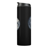 A painting of the moon in a space thermosbeker (Geroteerd rechts)