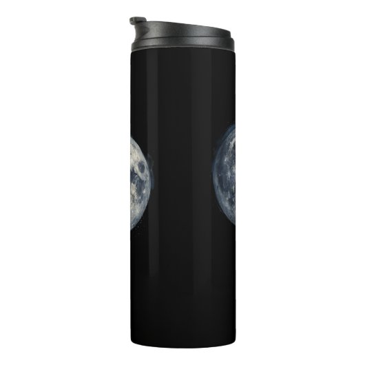 A painting of the moon in a space thermosbeker (Geroteerd rechts)