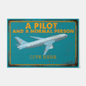 A Pilot And A Normal Person Live Here Deurmat (Voorkant)