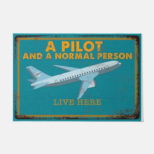 A Pilot And A Normal Person Live Here Deurmat (Voorkant)