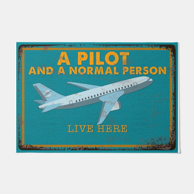 A Pilot And A Normal Person Live Here Deurmat (Voorkant)