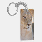 A portret of a Lioness looking into the afstand Sleutelhanger (Voorkant Links)