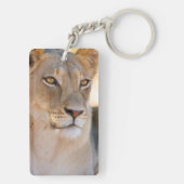 A portret of a Lioness looking into the afstand Sleutelhanger (achterkant)