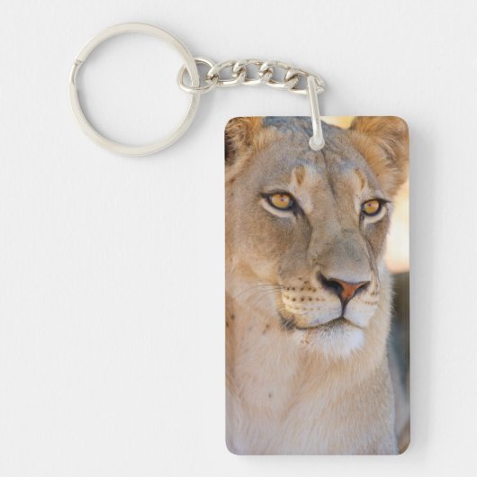 A portret of a Lioness looking into the afstand Sleutelhanger (Voorkant)