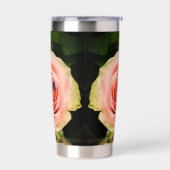 A rose and a butterfly geïsoleerde drinkbeker (Links)