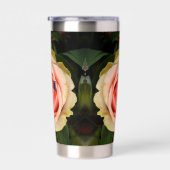 A rose and a butterfly geïsoleerde drinkbeker (Rechts)