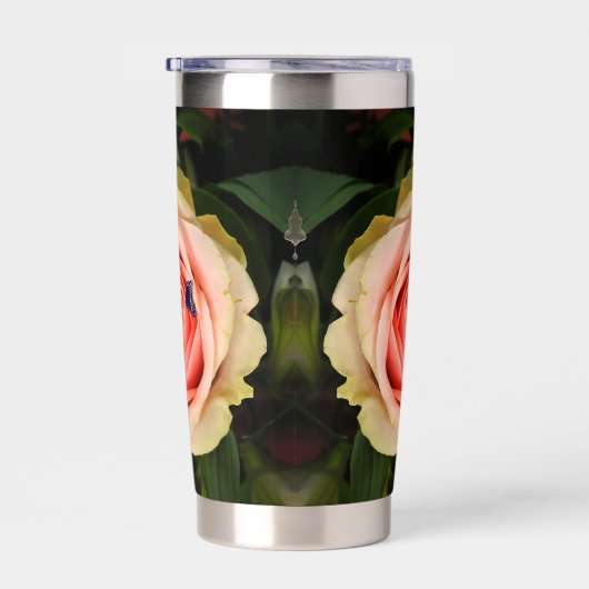 A rose and a butterfly geïsoleerde drinkbeker (Rechts)