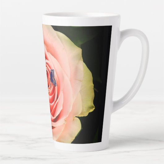 A rose and a butterfly latte mok (Rechts)