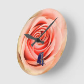 A rose and a butterfly ronde klok (Hoek)
