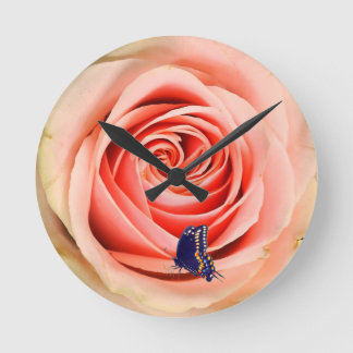 A rose and a butterfly ronde klok