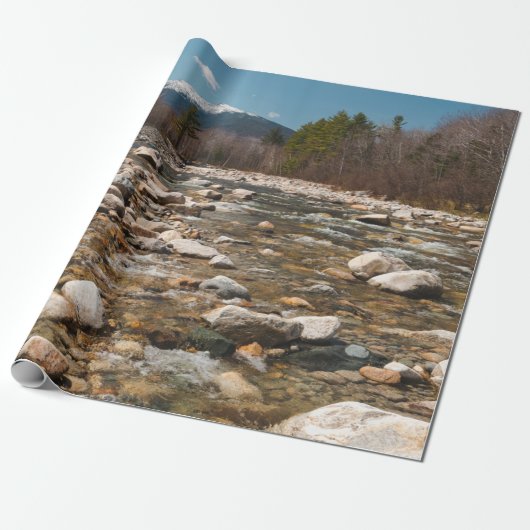 A running stream river with clear water flowing wi cadeaupapier (Uitgerold)