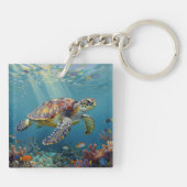A Sea Turtle and Sun Rays in the Ocean Blue Sleutelhanger (Achterkant)