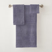 A set of purple towels with a diamond pattern bad handdoek