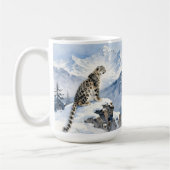 A Snow Leopard on Snowy Peak Koffiemok (Links)