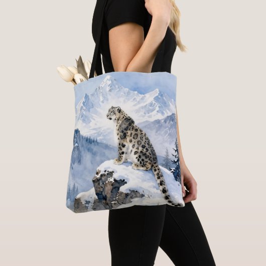 A Snow Leopard on Snowy Peak Tote Bag (Dichtbij)
