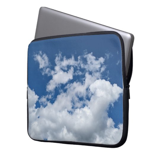 A soft cloud laptop sleeve (Voorkant Links)