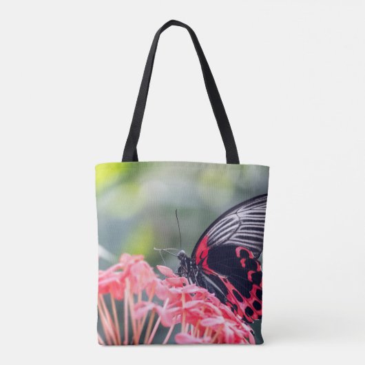A striking red‑and‑black butterfly B Tote Bag (Achterkant)